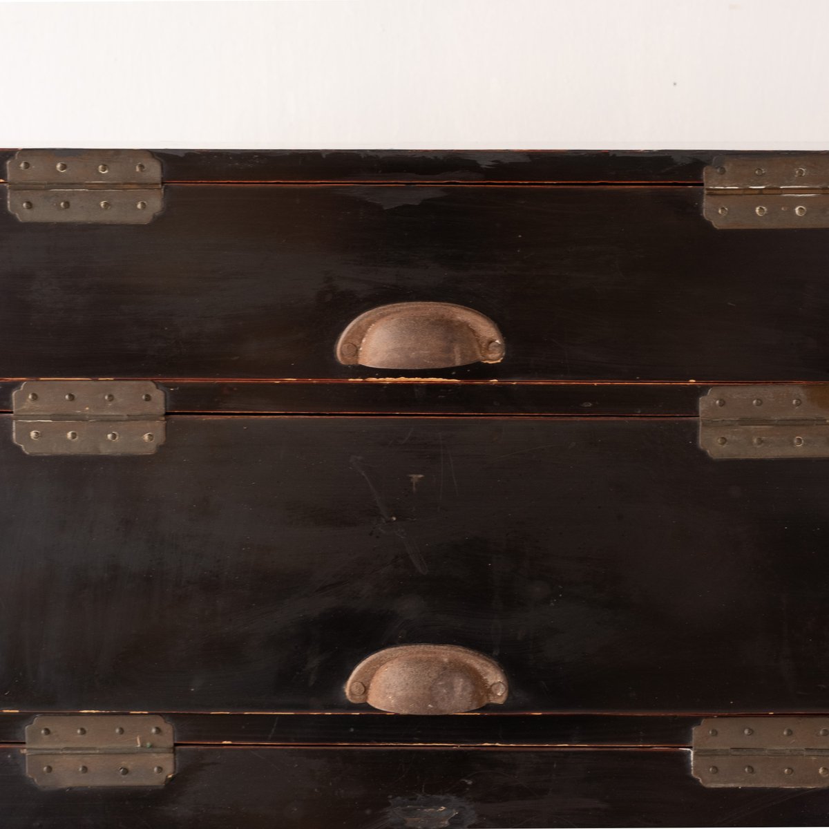 パタパタ開く扉が楽しい 漆塗りの小さな収納棚 st.1082 | SLOWHAND