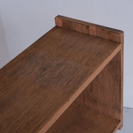 どこかで出会ったような形の木製脚付き棚/st.956