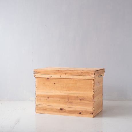 剥離加工で現れた木目や木肌が味わい深い 取手のついた白木の茶箱/st.1259