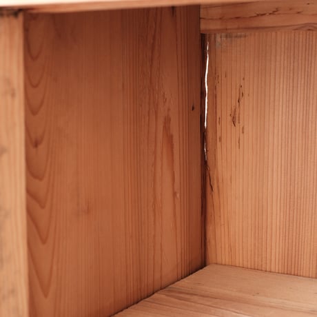 木肌の表情とガラス戸の清廉さが調和する 素直な佇まいの水屋/sa.1064