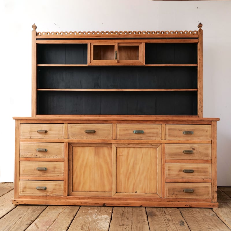 黒い背板が印象的・大きな木製カップボード/sk.755 | SLOWHAND DEPARTMENT