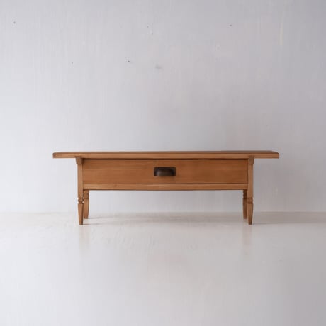 脚元の削り加工に優雅さが宿る 抽斗をひとつ備えた展示台/st.1164