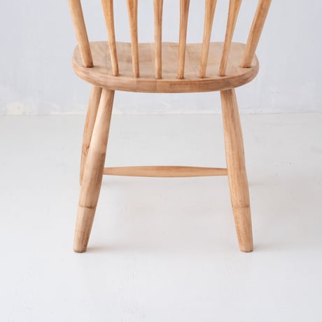 シンプルだからこそ匠の美しさが光る 柏木工のウィンザーチェア/st.1144