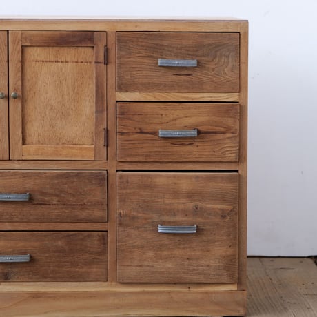 つまみ取手がアクセントの9ドロワーズ・ヴィンテージウッドチェスト/sk.767
