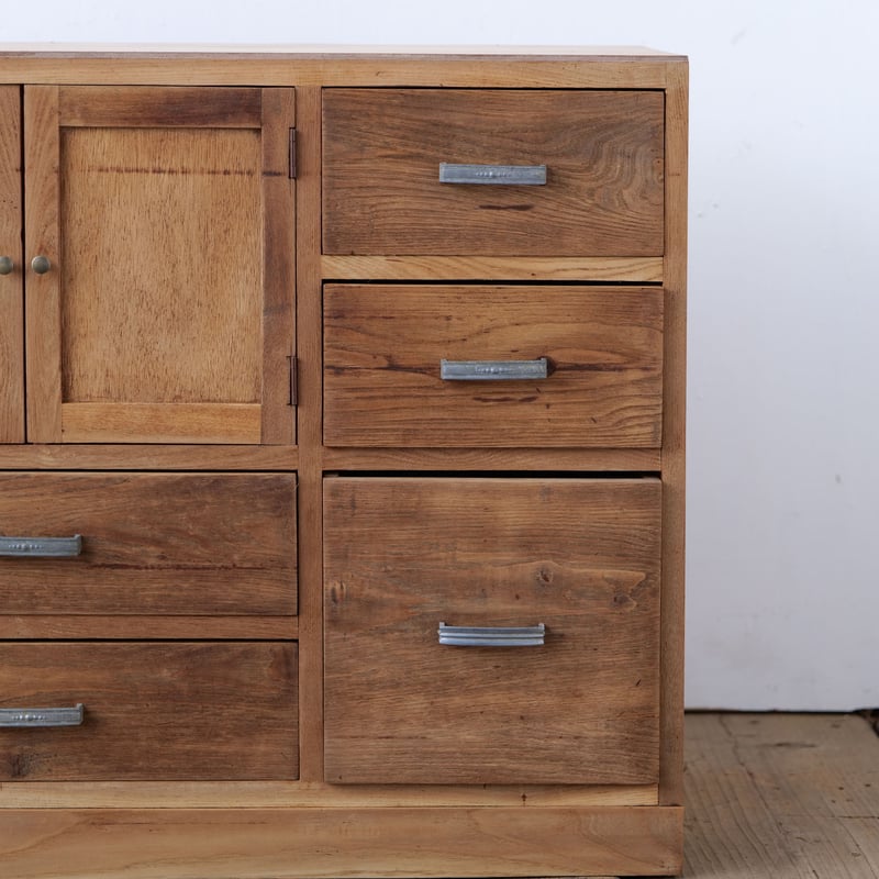 つまみ取手がアクセントの9ドロワーズ・ヴィンテージウッドチェスト/sk