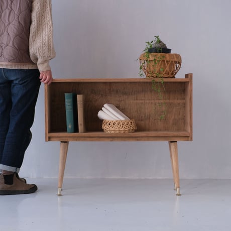 どこかで出会ったような形の木製脚付き棚/st.956