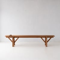 素朴な佇まいの中に 小さな謎を秘めたロングベンチ/sa.1182'D