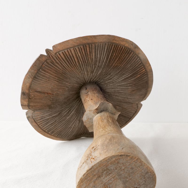 不思議の国を思わせる、木彫りの大きなキノコ形オブジェ/st.784