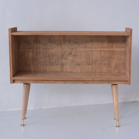 どこかで出会ったような形の木製脚付き棚/st.956