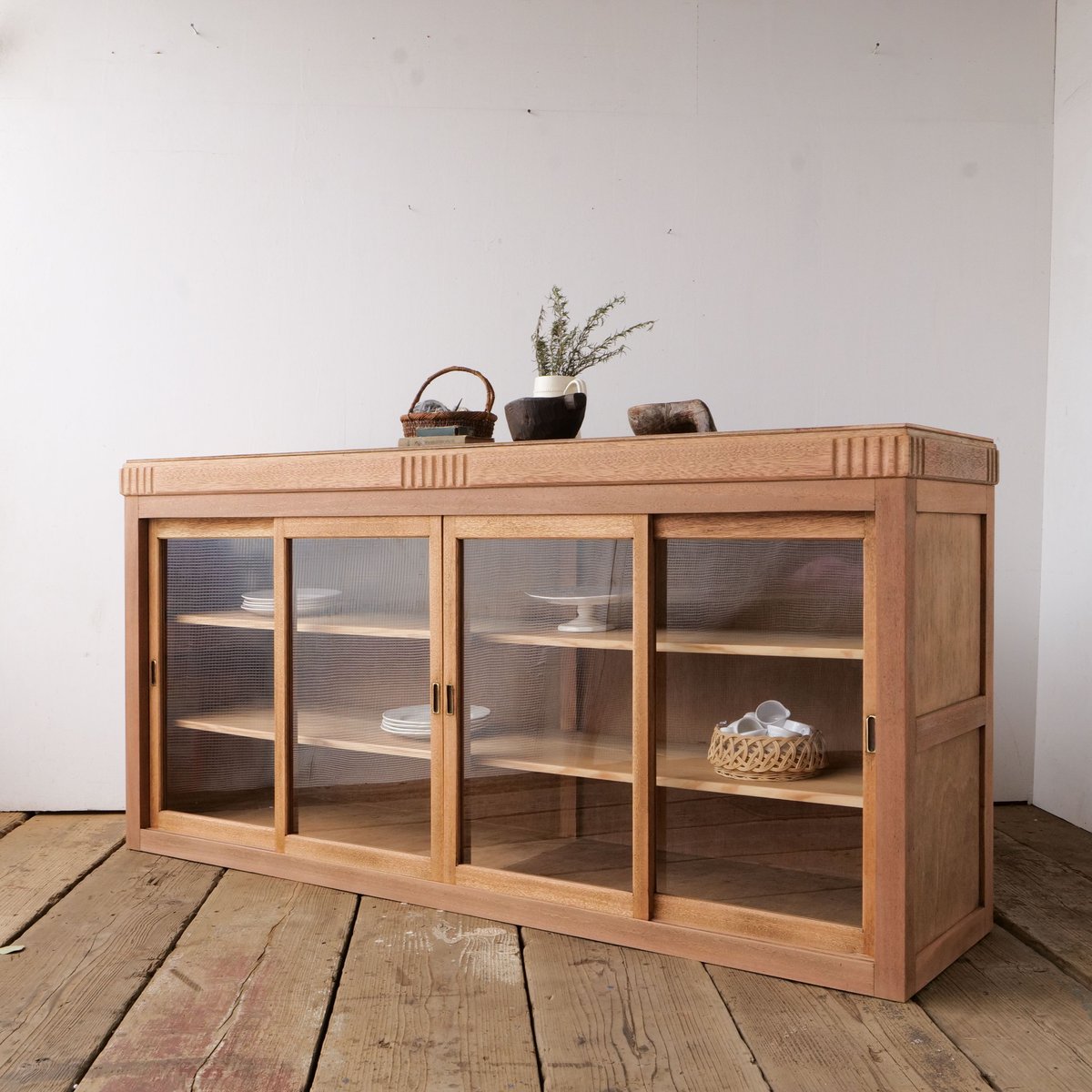 無垢材を贅沢に使った引き戸ガラスのローボード/sk.775 | SLOWHAND