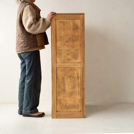 落ち着いた存在感をもつ 引戸タイプの木製の収納棚/sa.1070