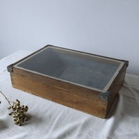 古い木味のショーケース