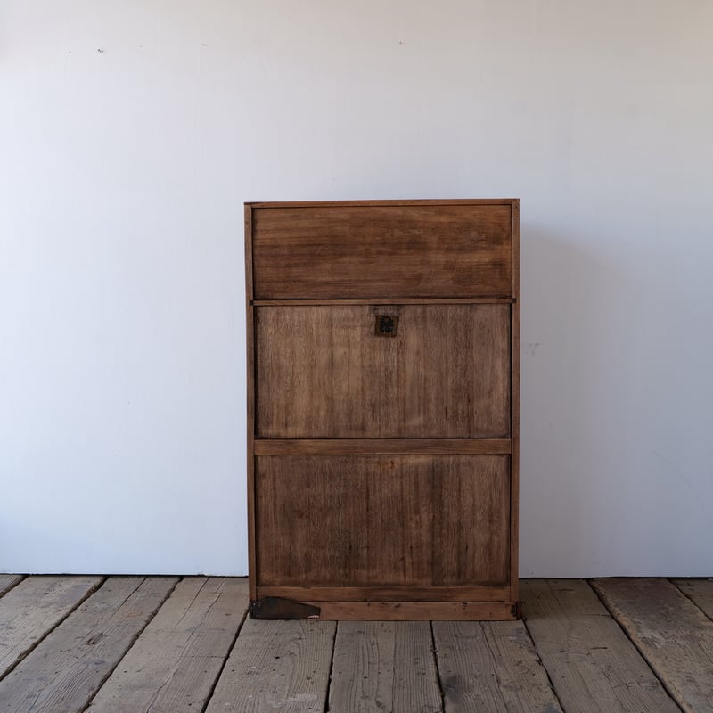 びっくりお値下げ‼️ガラスの引戸本棚　ゆらゆらガラス　食器棚としても❣️ ゆらゆらガラスの引戸棚 | 全ての商品 - 古家具古道具 そうすけ