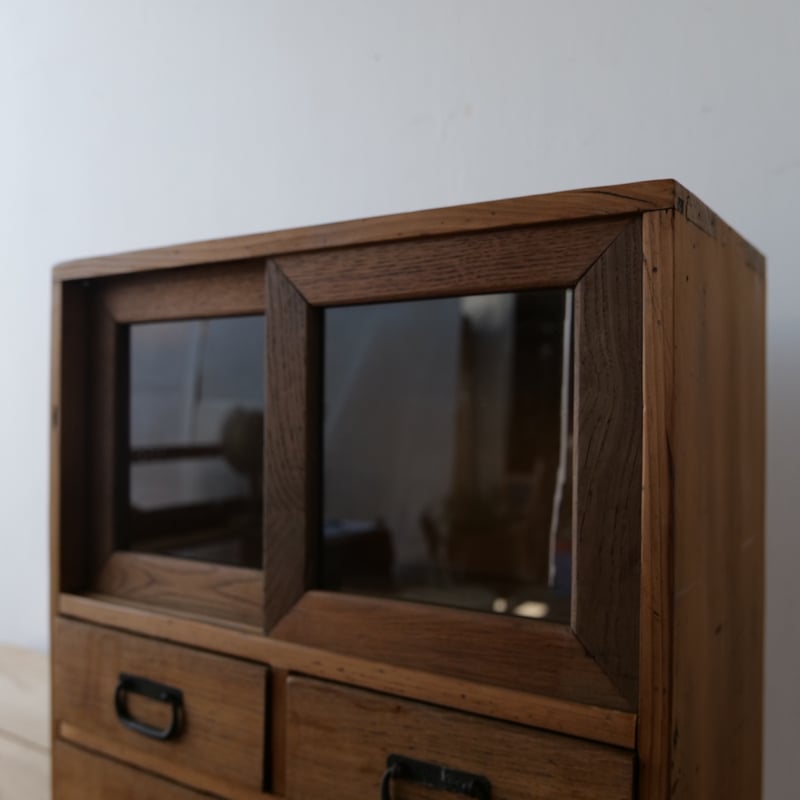 古い小ぶりなモールガラス戸棚×戸棚×小引き出し2杯 モールガラス扉の昭和レトロ本箱｜収納力と美しさを兼ね備えた