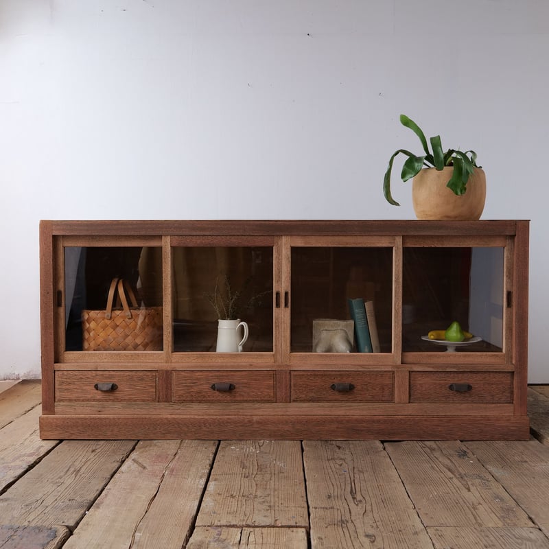 sakusaku_920様　ガラス引き戸のローボード 愛らしい脚の付いたガラス引き戸の立派なローボード/sk.770 | SLOWHAND