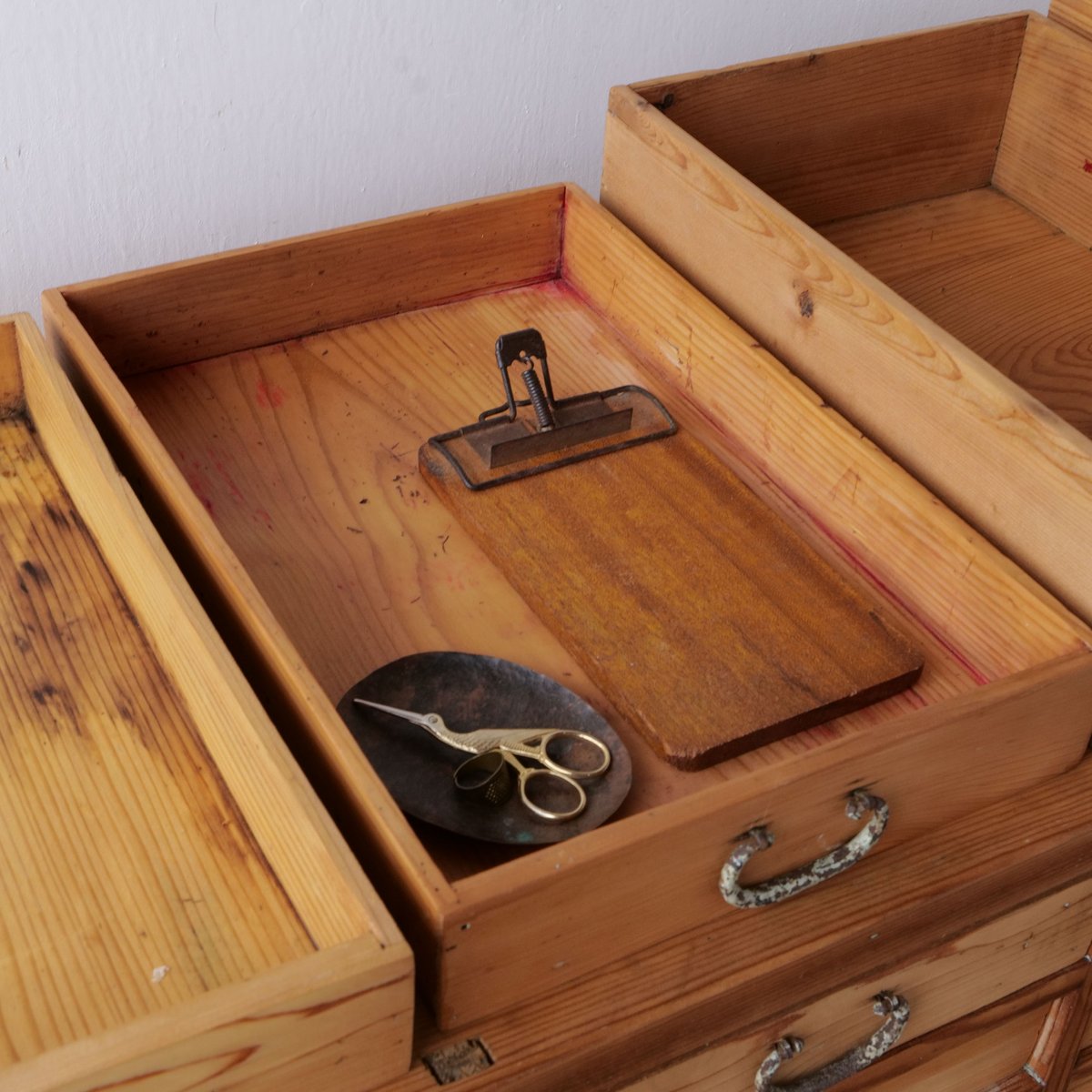 オリジナル　薬箪笥 高さ違いの抽斗が整然と並ぶ28杯の薬箪笥/sk.768 | SLOWHAND DEPARTMENT