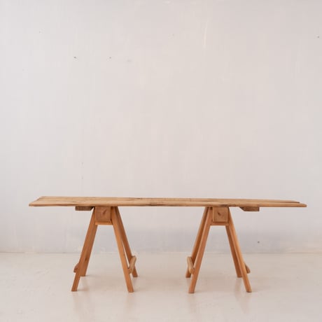 作業馬を脚にした、コンパクトに収納できる展示台sa.1220'C