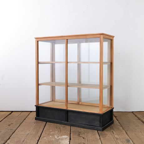 【 都内配達限定 送料込み】R型 ガラスケース ヴィンテージ 什器 飾り棚 楽天市場】☆事前問合せ必須☆ 和製アンティーク 昭和中期 美品 薄型