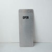 アルミ素材の質感が印象的な「オープン・クローズ」サインボード/st.1068