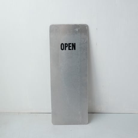 アルミ素材の質感が印象的な「オープン・クローズ」サインボード/st.1068