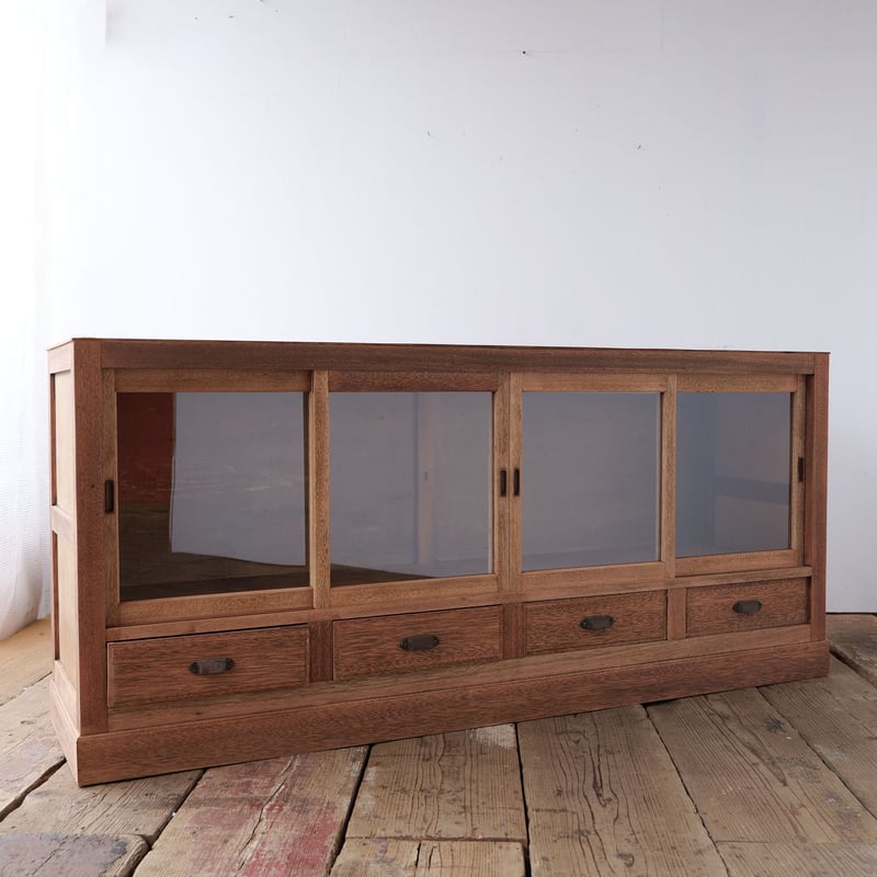 余白の美しさと実用性が調和したガラス引き戸のローボード /sk.777