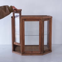 静かな存在感を放つ 変形六角形のガラスショーケース/sa.999