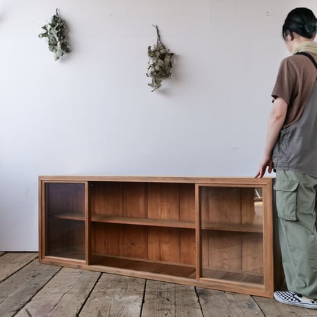 細い木枠が繊細なガラス引き戸のローボード/sk.697