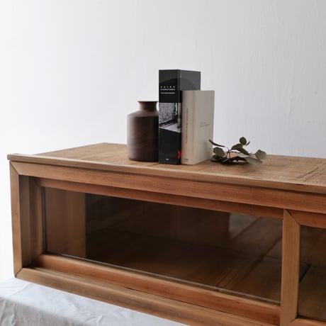 2枚のガラス引き戸が並ぶスリムな収納棚/sk.702