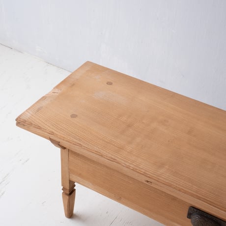 脚元の削り加工に優雅さが宿る 抽斗をひとつ備えた展示台/st.1164