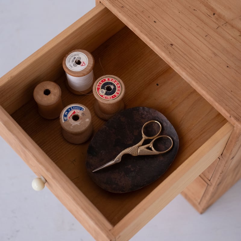 白磁の小さなつまみ取手が愛らしい3杯小引き出し /st.927 | SLOWHAND