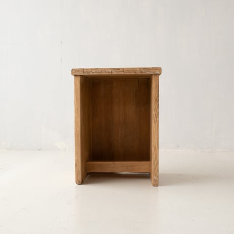 古道具ならではの味わいを楽しむ 堅牢な作りの小さな木製台/st.1189