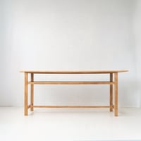 ぴったりの居場所を見つけたい、棚板を備えたロングテーブル/sa.1276'E