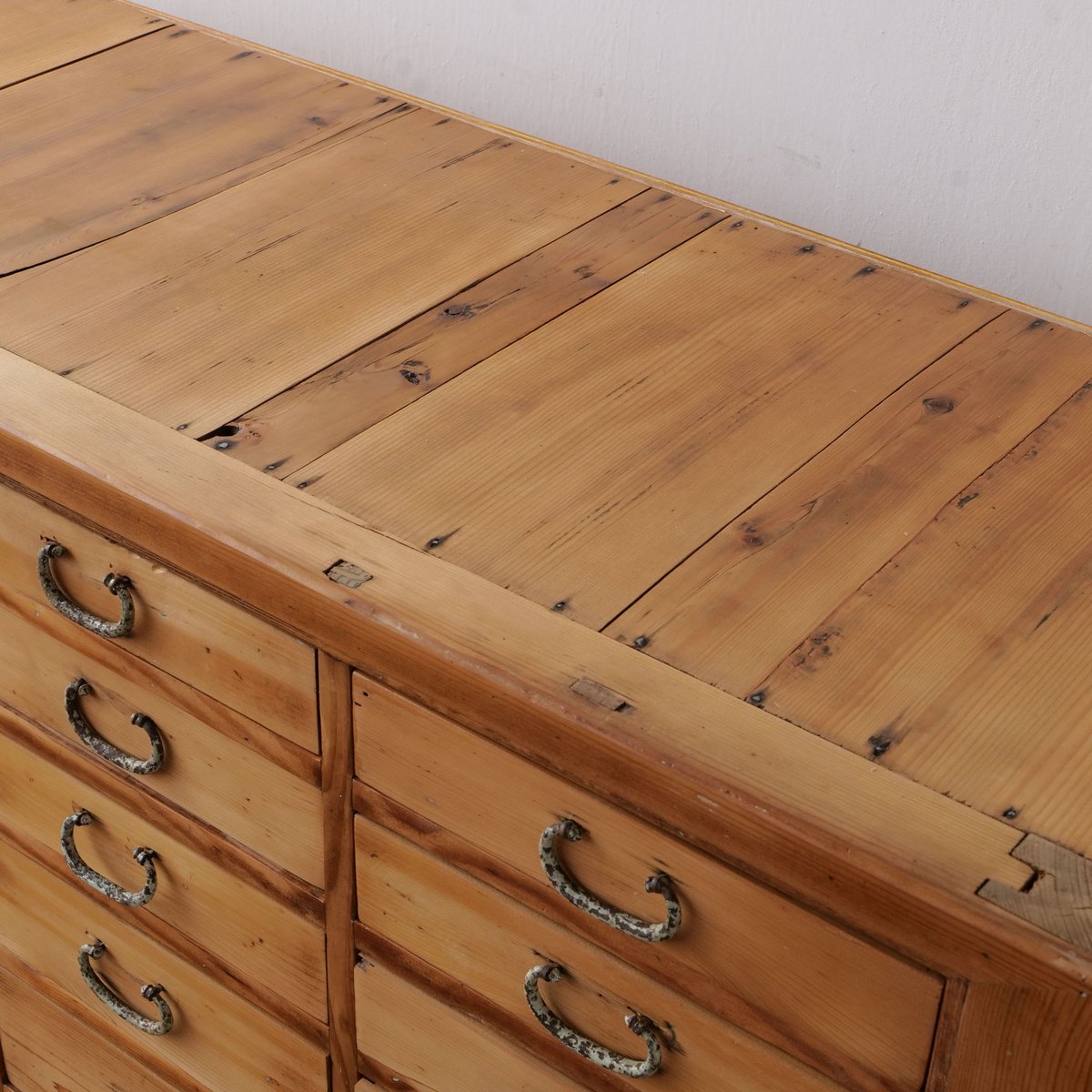 高さ違いの抽斗が整然と並ぶ28杯の薬箪笥/sk.768 | SLOWHAND