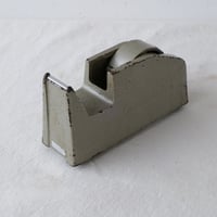 鋳物製で重厚感のあるテープカッター/st.790