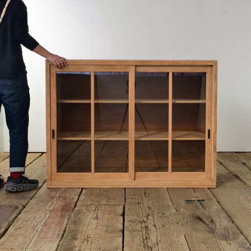 ガラスの引き戸付き・シンプルな木製3段キャビネット /sa.891