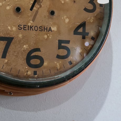 白玉模様に色褪せた盤面の まあるい時計 SEIKOSHA