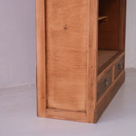 三段のガラス引き戸と抽斗を備えた機能的な水屋/sa.1001
