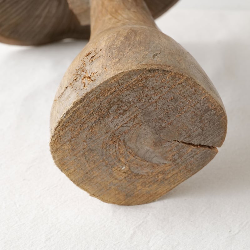 不思議の国を思わせる、木彫りの大きなキノコ形オブジェ/st.784