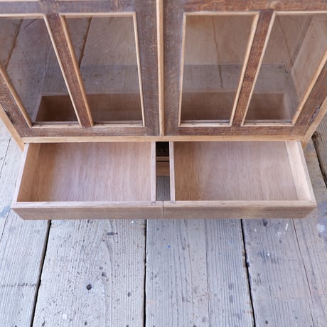格子ガラスの開き戸棚