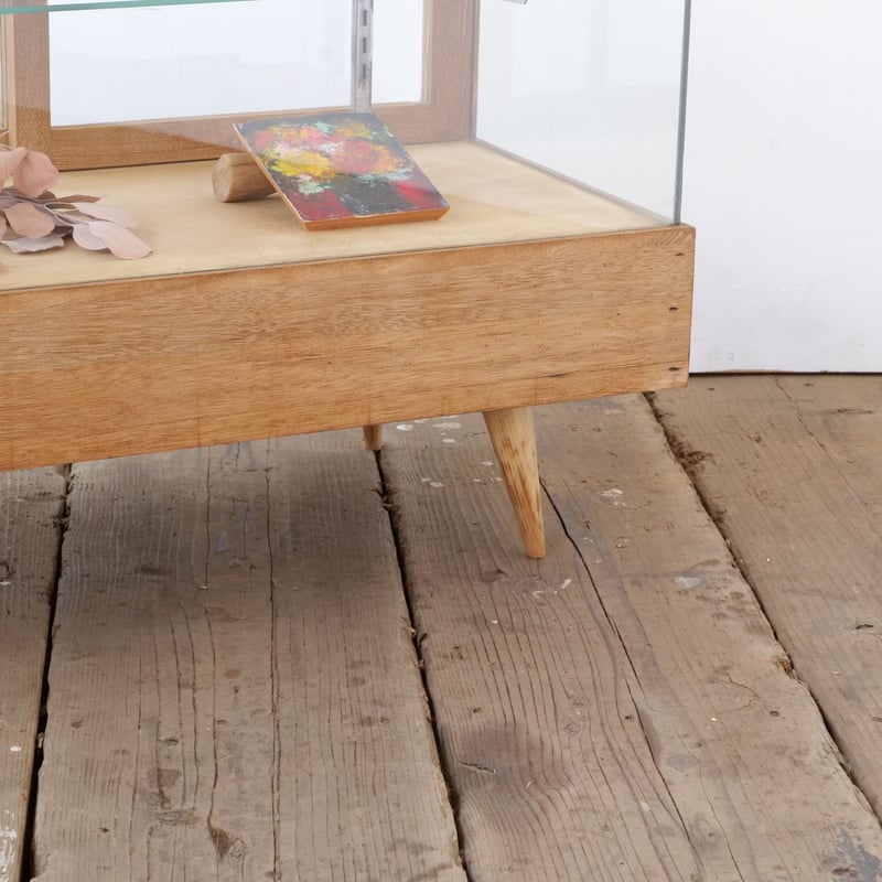 木の温もりと透明感が絶妙なバランスのガラスショーケース/sk