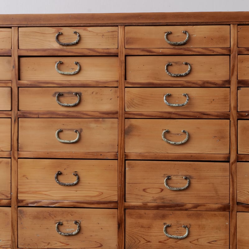 高さ違いの抽斗が整然と並ぶ28杯の薬箪笥/sk.768 | SLOWHAND DEPARTMENT 高さ違いの抽斗が整然と並ぶ28杯の薬箪笥/sk.768 | SLOWHAND DEPARTMENT