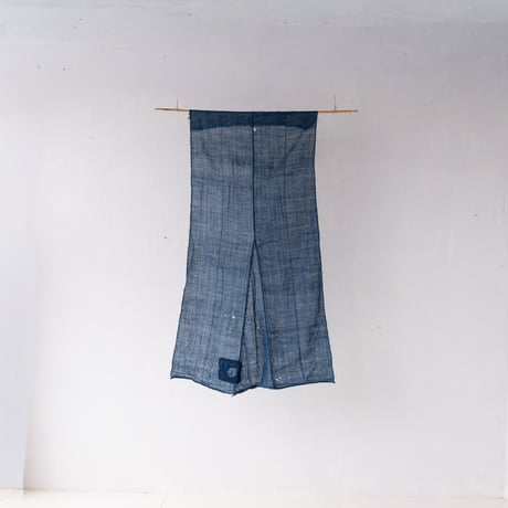 繕い跡に手仕事を感じる 藍色の蚊帳生地古布 　140×63〜92cm/st.1208