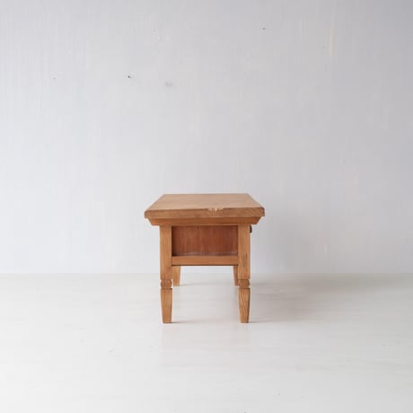 脚元の削り加工に優雅さが宿る 抽斗をひとつ備えた展示台/st.1164
