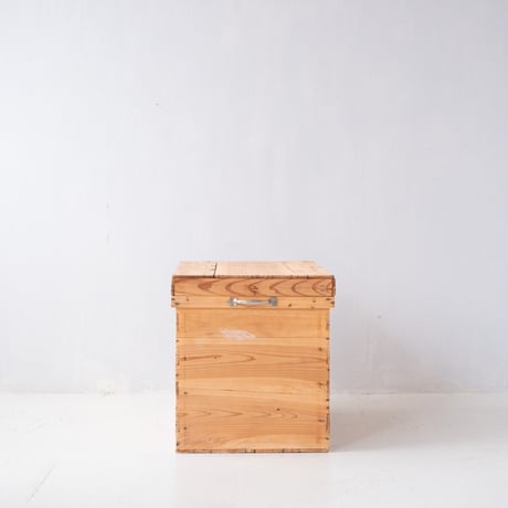 剥離加工で現れた木目や木肌が味わい深い 取手のついた白木の茶箱/st.1259