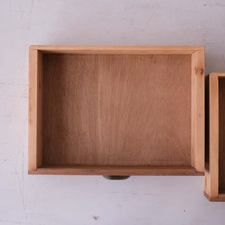 三段のガラス引き戸と抽斗を備えた機能的な水屋/sa.1001