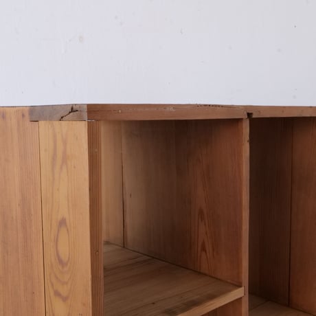 縦・横どちらにも使える、５部屋の木製棚/st.840