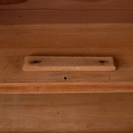 ガラスの取手がついた小さな木製書庫 /st.925