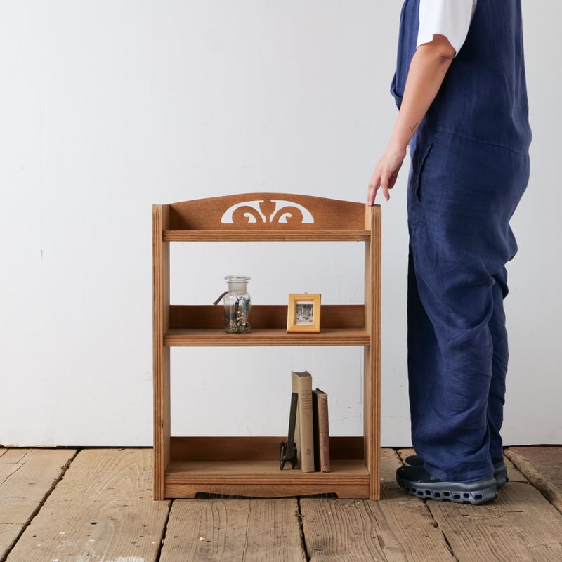 錫の留め具と透かし彫りに惹かれる三段の本棚/st.782 | SLOWHAND