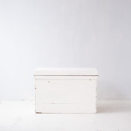 ぽってりホワイトのペイントが愛らしいリメイク茶箱/st.1258