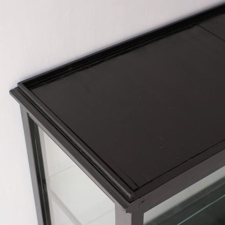 艶やかなブラックカラーが美しいガラスショーケース/sa.1017